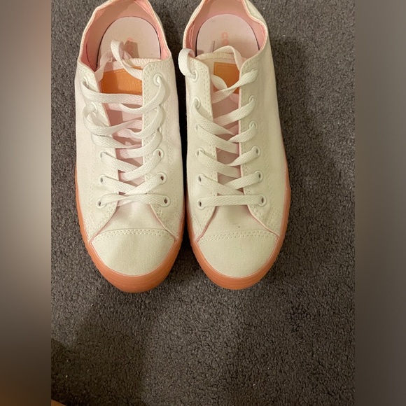 SOLD Women’s’ Converse Sneakers - Picture 5 of 15